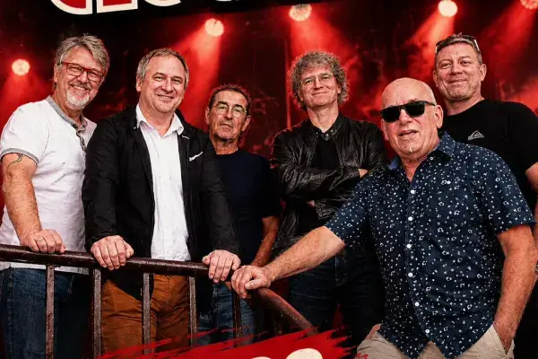 THE DOCTORS WRACAJĄ – LATAJĄCĄ SCENA SOWY